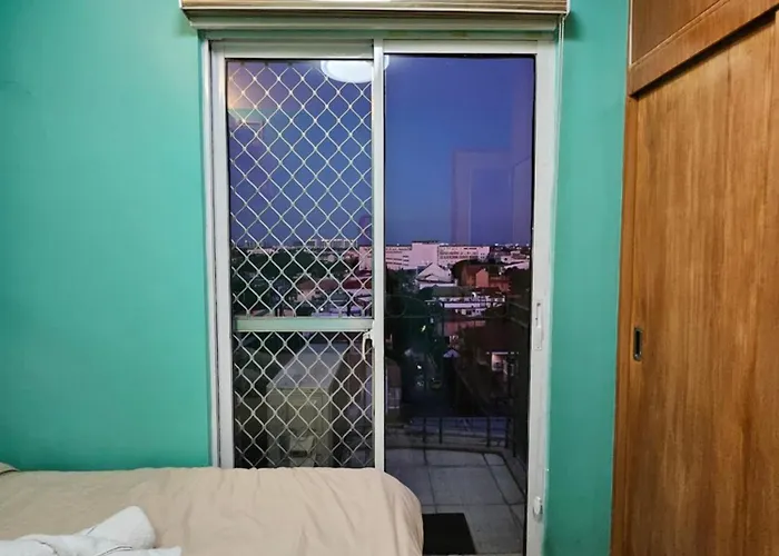 Spacious & Cozy 1-bedroom Apartment, Sleeps 2-4 *